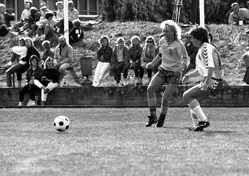 Gunilla Axén med bollen