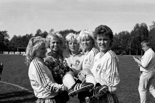 Anna Svenjeby hissas av lagkamraterna