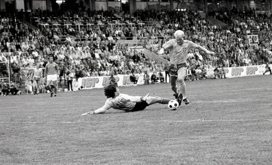 Peter Larsson avgör matchen med sitt 1-0 mål