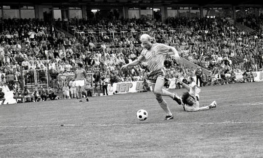 Peter Larsson avgör matchen med sitt 1-0 mål