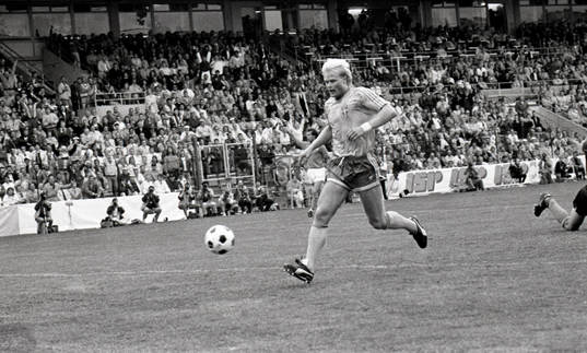 Peter Larsson avgör matchen med sitt 1-0 mål