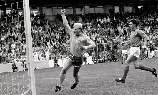 Peter Larsson avgör matchen med sitt 1-0 mål