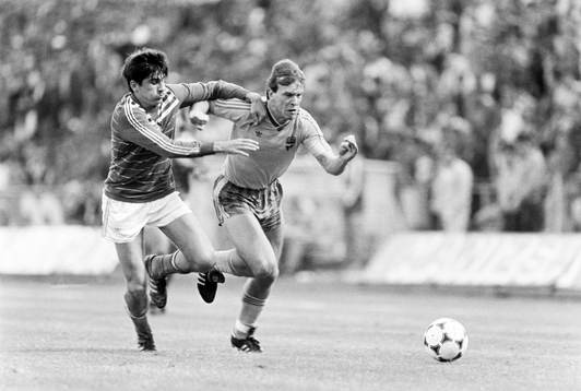Peter Truedsson i kamp om bollen
