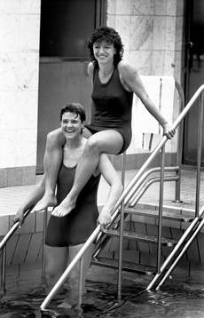 Anette Börjesson och Pia Sundhage i badet