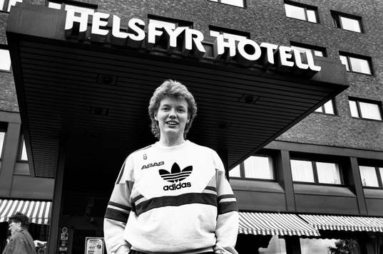 Lena Videkull utanför hotellet