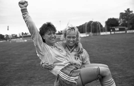 Anette Börjesson i famnen hos Gunilla Axén
