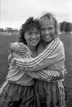 Anette Börjesson och Gunilla Axén jublar
