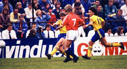 Pia Sundhage, Sverige, skjuter. T h Anette Börjesson
