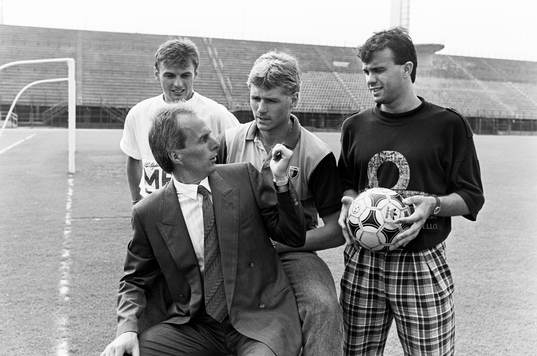 Sven-Göran Eriksson framför Bosco, Glenn Hysén och