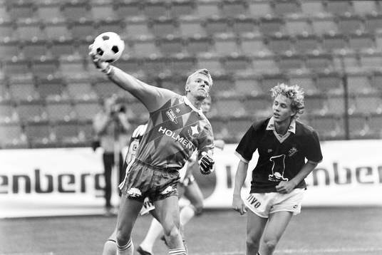 Mats Johansson, målvakt i Norrköping kastar ut bollen