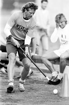 Willy Lindström med innebandy klubba
