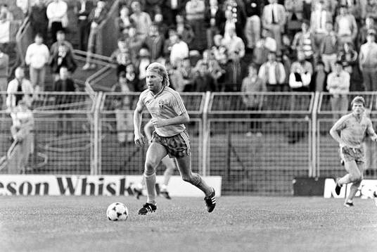 Sveriges Michael Andersson med bollen