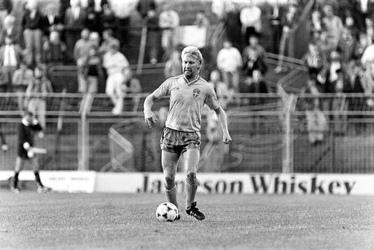 Sveriges Michael Andersson med bollen