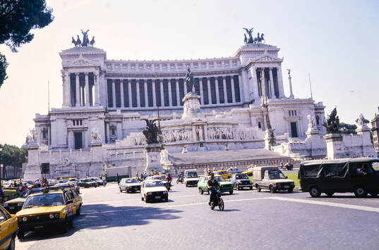 Traffic at the Vittoriano monument to King Victor Emmanuel