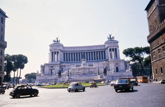 Traffic at the Vittoriano monument to King Victor Emmanuel