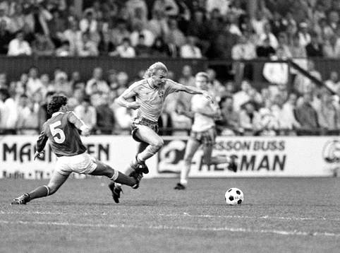Jan Hellström, Sverige med bollen fälls av ungerns Laszlo