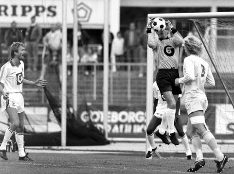 Jaques Munaron, målvakt i Anderlecht med bollen i säkert