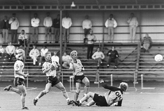 Häckens målvakt Mats Johansson framför Conny Pettersson,