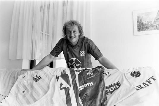 Robert Prytz med sina matchtröjor