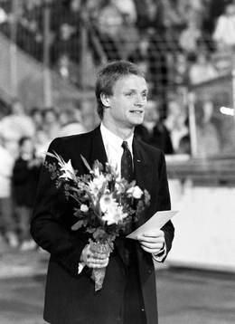 Torbjörn Nilsson uppvaktas med blommor