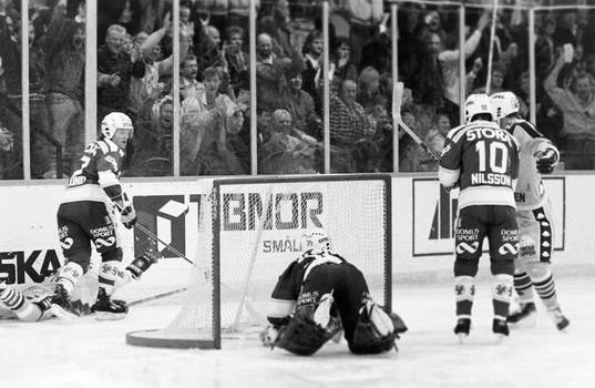 Pucken i mål bakom Peter Åslin, målvakt i Leksand