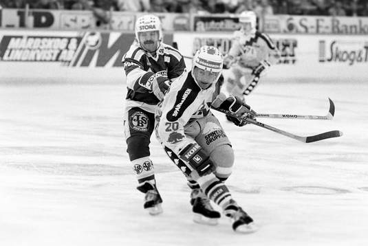 Mats Lööv, HV71 uppvaktas av Jarmo Mäkitalo, Leksand
