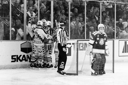 Pucken i mål bakom Peter Åslin, målvakt i Leksand