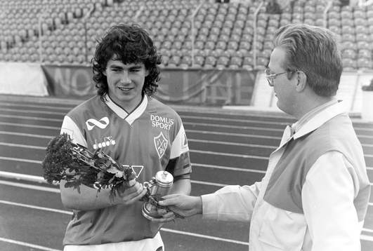 Brages Simon Hunt får blommor och en liten pokal