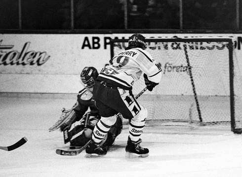 John Newberry, Frölunda fri med tyringes målvakt Magnus