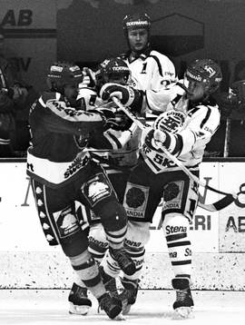 Frölundas Thomas Åhman i kamp om pucken