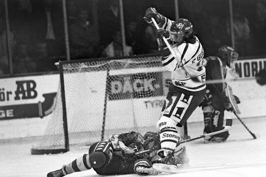 Peter Gustavsson, Frölunda i kamp om pucken