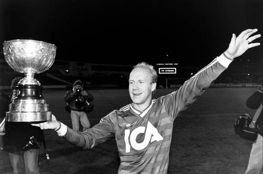 Göteborgs Tord Holmgren jublar med pokalen