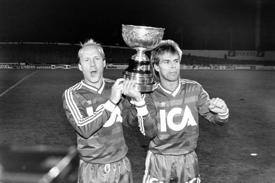Göteborgs Tord Holmgren och Roland Nilsson jublar med