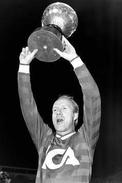 Göteborgs Tord Holmgren jublar med pokalen