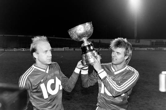 Göteborgs Tord Holmgren och Roland Nilsson jublar med