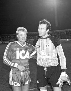 Göteborgs Peter Larsson och Malmös målvakt Jan Möller