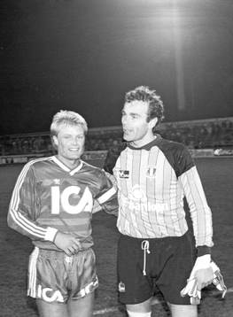 Göteborgs Peter Larsson och Malmös målvakt Jan Möller