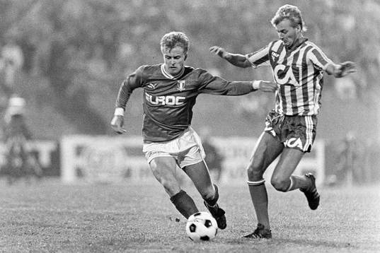 Malmös Jonas Thern uppvaktas av göteborgs Lars Zetterlund
