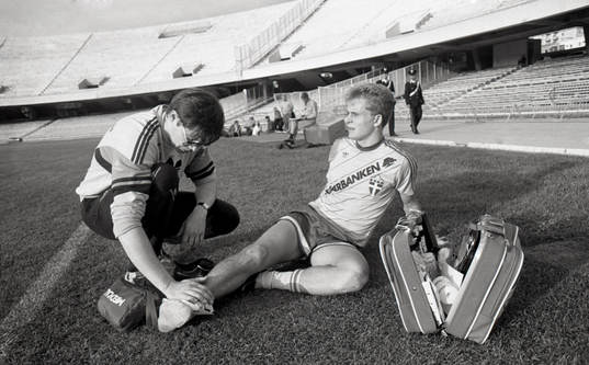 Dale Reese, sjukgymnast behandlar Jonas Thern, Sverige,