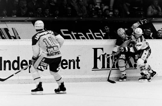 Djurgårdens Håkan Södergren trycks upp i planket