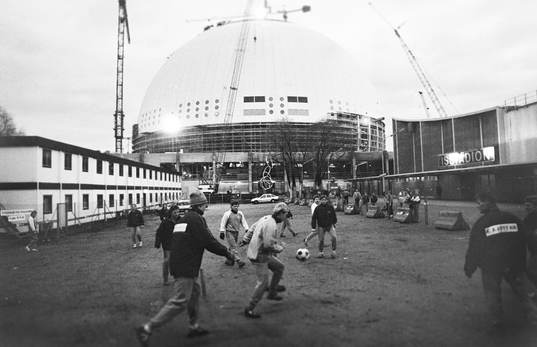 Spelare värmer upp med fotboll utanför Globen