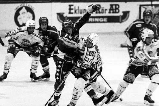 Rögles Tom Wuorijärvi stoppas av en tyringespelare