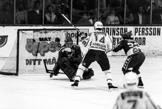 Roger Hansson, Rögle framför Håkan Algotsson, målvakt i