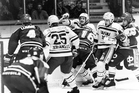 Sveriges Bo Berglund trycks upp i sargen av Jukka Virtanen,