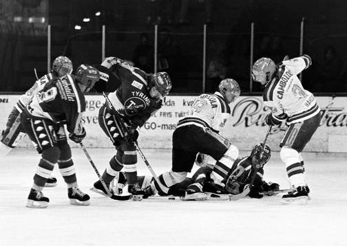 Malmöspelarna Börje Ottosson och Pierre Hansson i kamp om