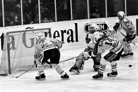 Rögles Hannu Niemi utmanar Sune Bergman, målvakt i