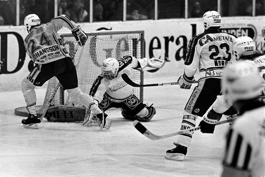 Rögles Anders Johansson utmanar Sune Bergman, målvakt i