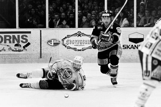 Skellefteås Peter Lundmark tar sig förbi rögles Hannu