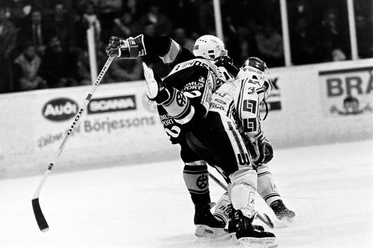 Rögles Stefan Hedlund stoppar skellefteås Mats Lundström