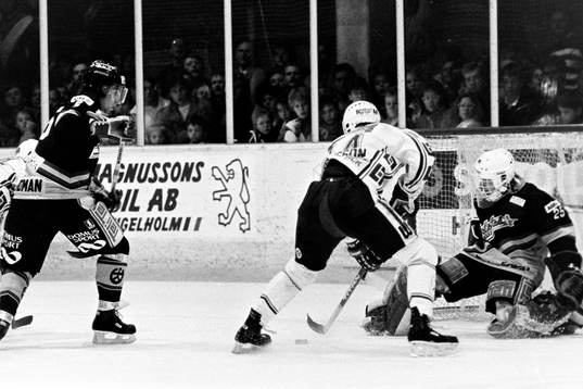 Rögles Roger Hansson fri med skellefteås målvakt Ulf